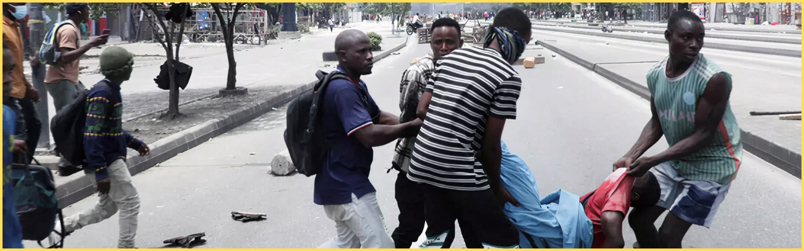 Gen Z porte le corps d'un jeune homme tué par balle lors de manifestations à Dar es Salaam, en Tanzanie, le 29 octobre 2025 
© Reuters/Onsase Ochando.